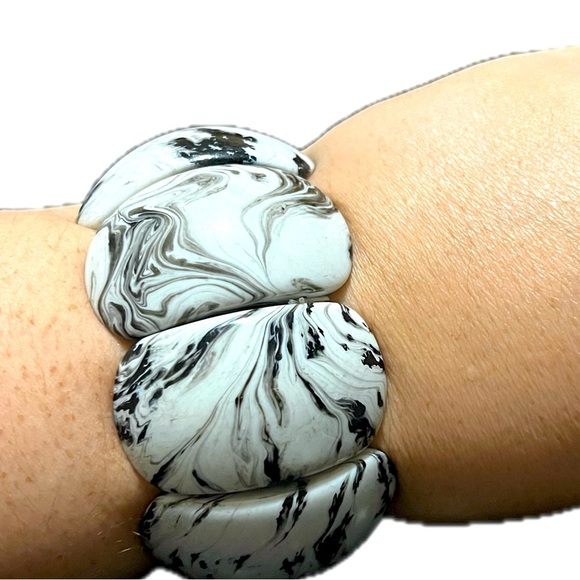 Women's Black & White Marble Design Half Rounded Beaded Stretch Bracelet - Picture 3 of 5